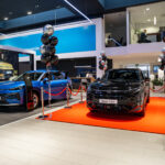 Millenialsi napędzają popyt, a Zetki nie wierzą w technologię elektryczną. Jak wygląda zakup samochodu w 2026?